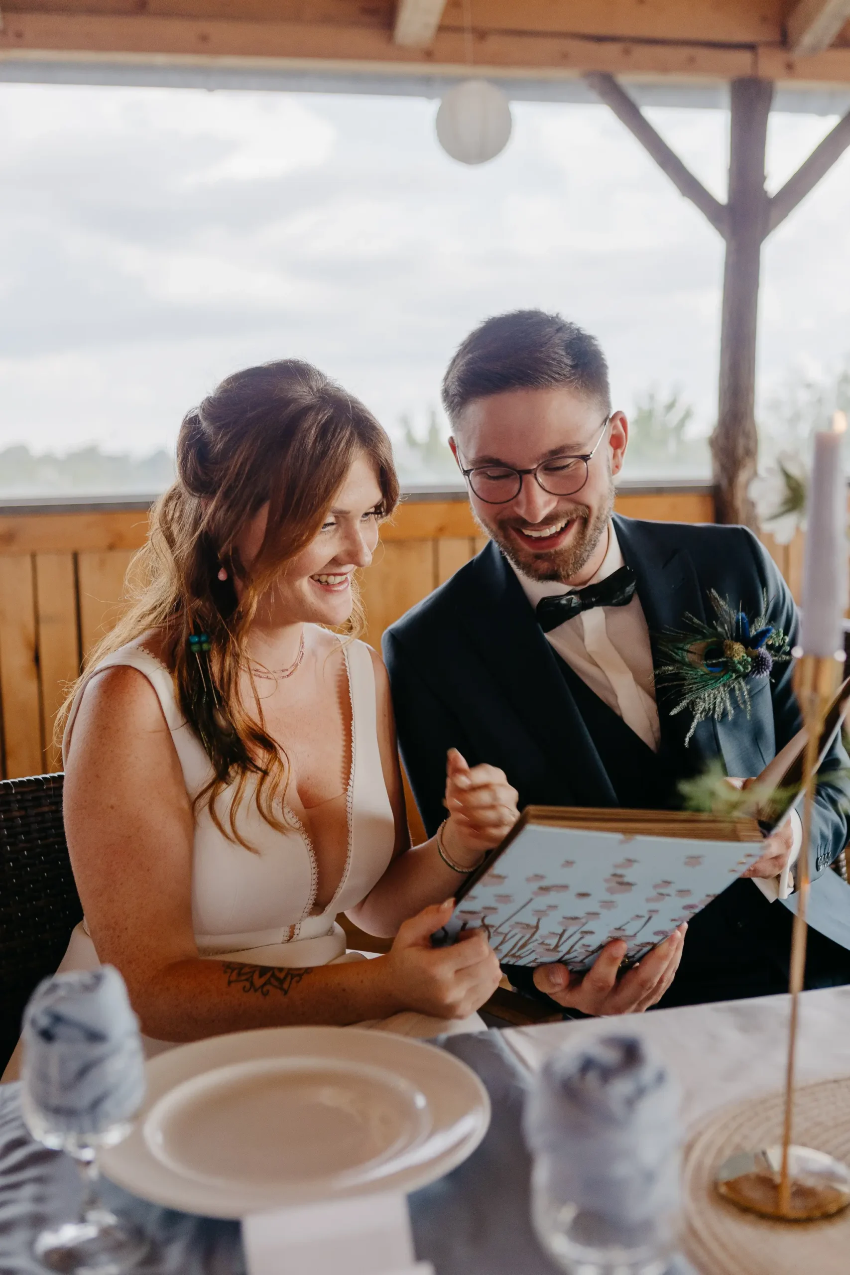 Fotobuch Dresden von der Hochzeit Paar schaut lachend in das Buch