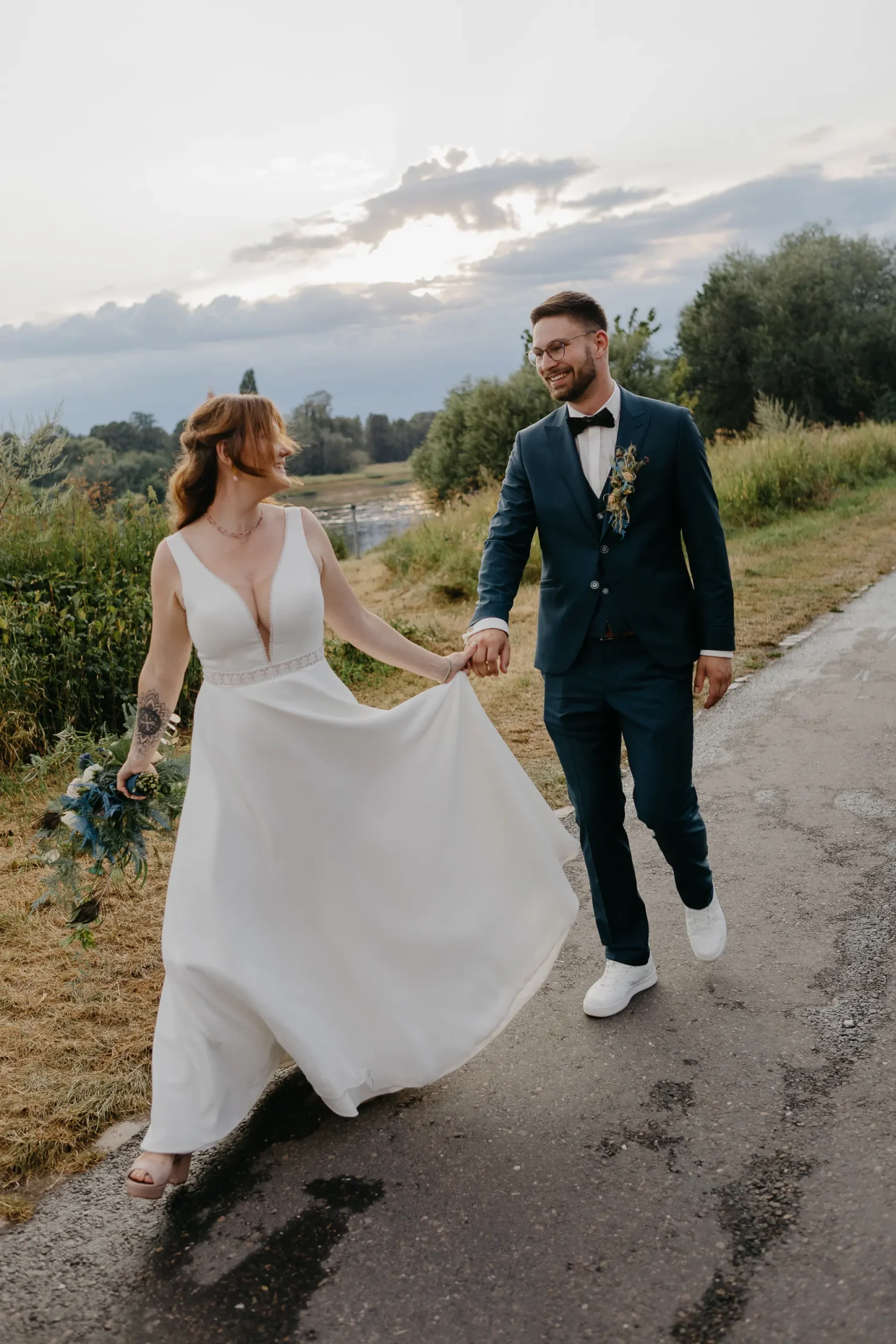lockeres After Wedding shooting mit einem Brautpaar an der Elbe in Dresden